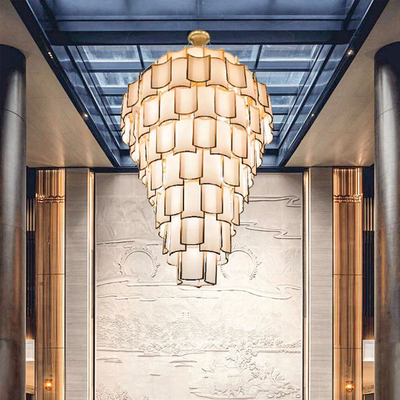 Moderne villa woonkamer trap grote kroonluchter hotel lobby luxe hanglamp