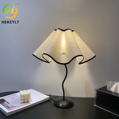 Moderne LED tafellamp voor het bed Petal Paraplu Type S-Bar Metal Bedroom Hotel tafellamp