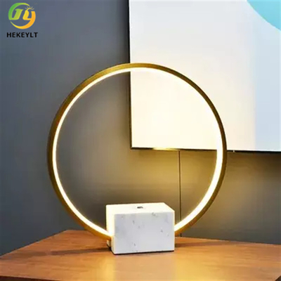 Led Circle Kleine Moderne Tafellamp Wit En Goud Stevig Metaal Marmer